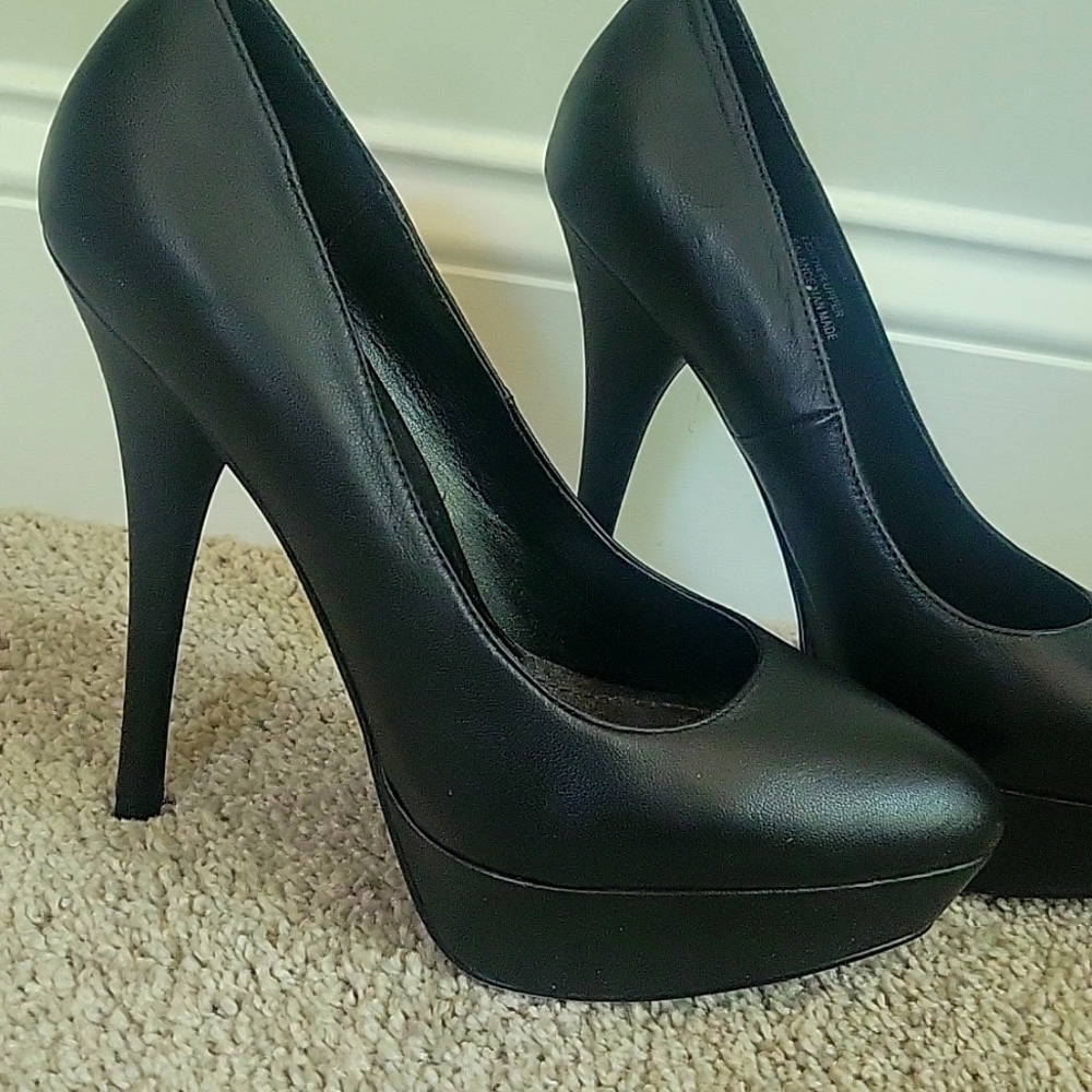 Steve Madden size 8 Black platform heels.